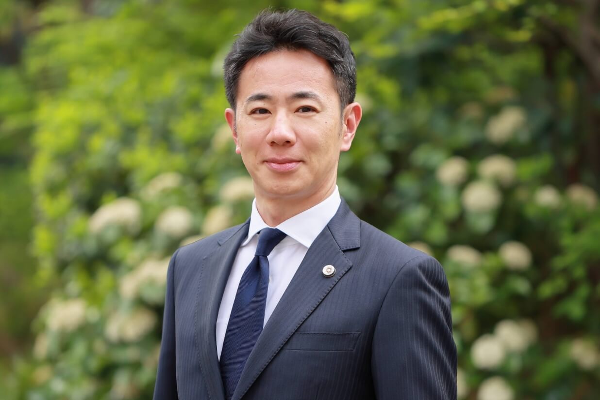 胡 健介